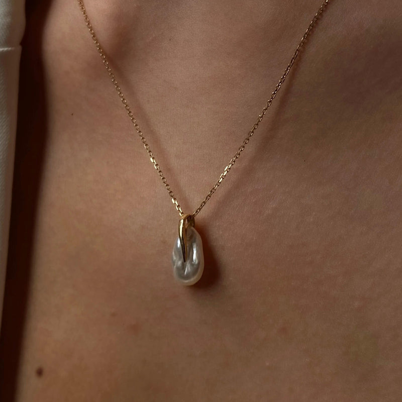 Flowing Curve Keshi Pearl Pendant Necklace.